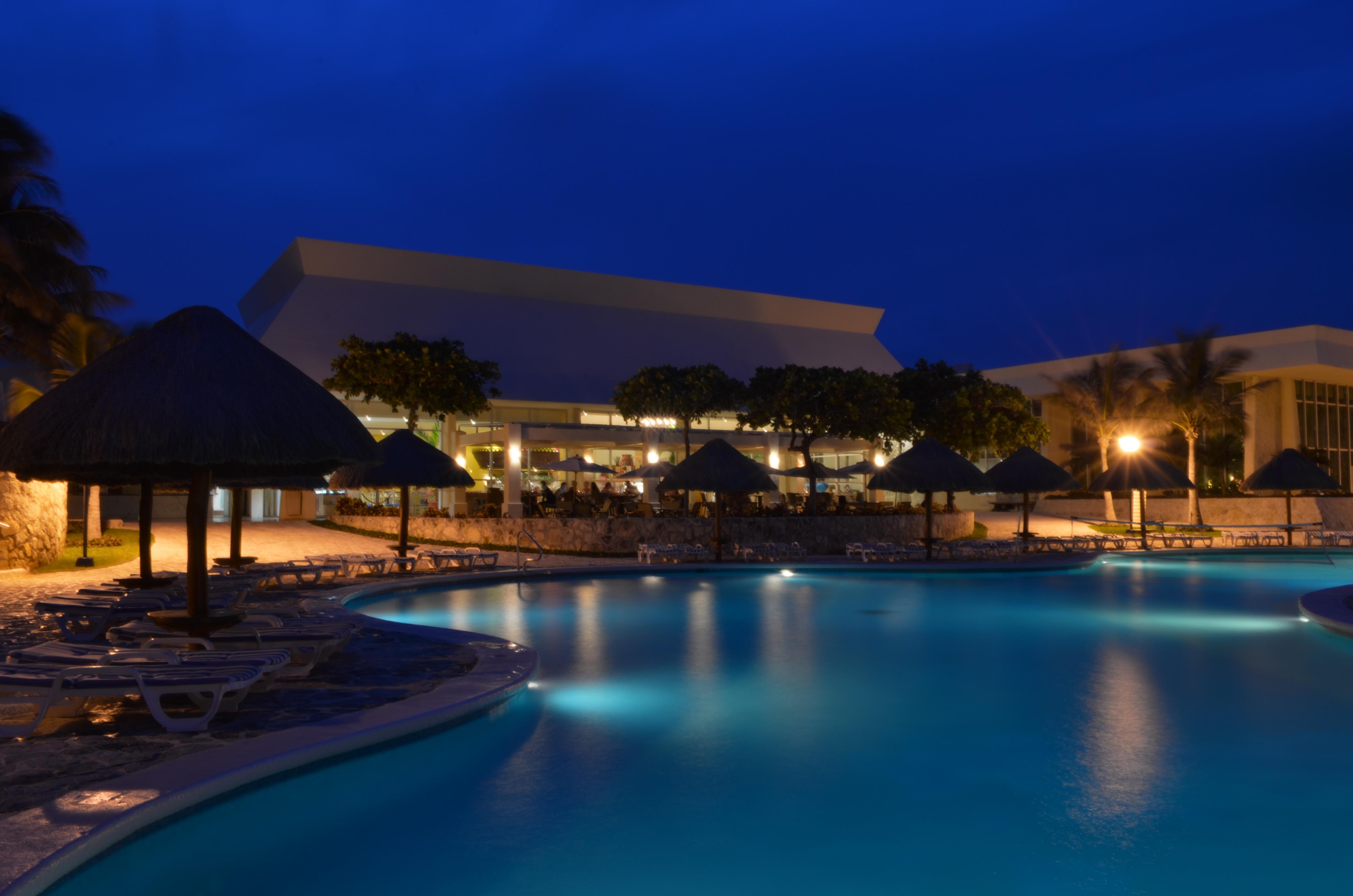Grand Park Royal Cancun (Adults Only) Exterior photo The pool at the Hilton Alexandria Golf Resort